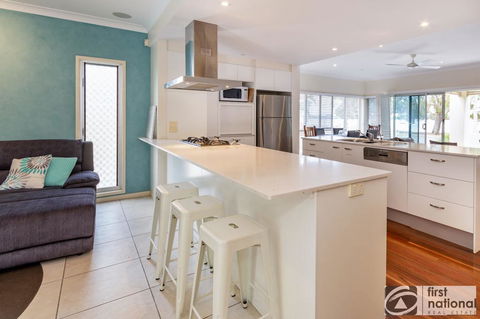 Stunning Waterfront Home With Pool - Sylvan Beach Esp, Bellara - Accommodation VIC 3