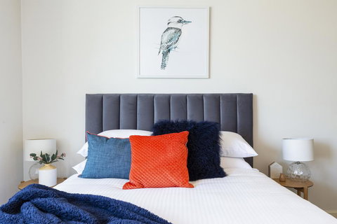 Stylish Apartment Minutes From City And Airport - Accommodation VIC 2