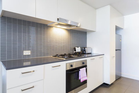 Stylish Apartment Minutes From City And Airport - Accommodation VIC 3