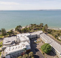 Stylish Island Getaway - BEACHFRONT APARTMENT - Accommodation VIC