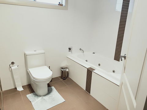 Stylish Private Bathroom-Luxurious Modern Big Home - Accommodation VIC 2