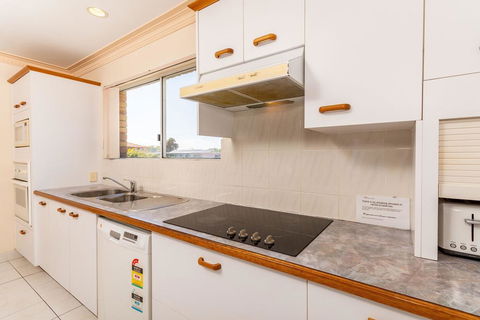 Stylish Unit Opposite Foreshore - Sylvan Beach Esp, Bellara - Accommodation VIC 2