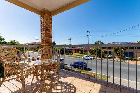 Stylish Unit Opposite Foreshore - Sylvan Beach Esp, Bellara - Accommodation VIC 3