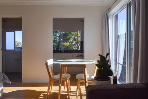 Sun-Drenched 1 Bed Studio Apt Newtown Parking - Accommodation VIC 0