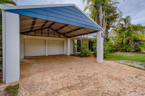 Sunyata Beach House - Rainbow Beach, Beachside Escape With A Pool, Pet Friendly And Wi-Fi - Accommodation VIC 3