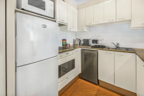 Super Convenient Apartment With Garden Views - Accommodation VIC 3