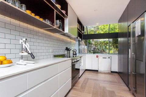 Surfside6 @ James Cook - Clarkes Beach - Accommodation VIC 3