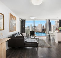 Sweeping Views of Surfers Paradise and Chevron Island - Accommodation VIC