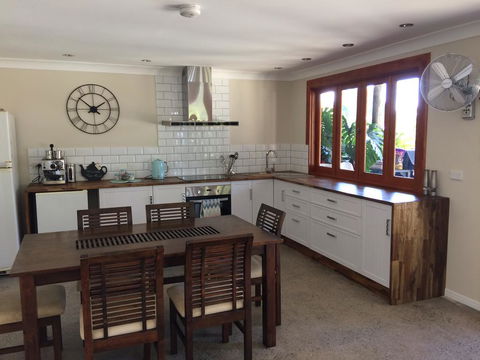 TAKURA HEIGHTS Modern Country Apartment With Pool Access - Accommodation VIC 0