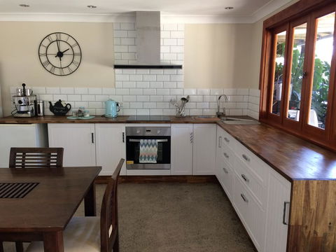 TAKURA HEIGHTS Modern Country Apartment With Pool Access - Accommodation VIC 2