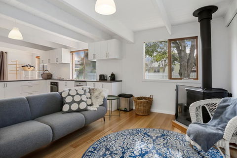 THE ASHMAN HOUSE - Modern And Close To Town - Accommodation VIC 1