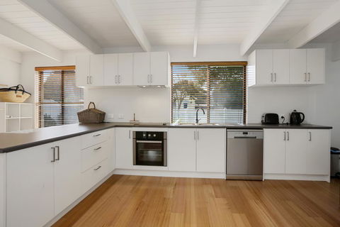 THE ASHMAN HOUSE - Modern And Close To Town - Accommodation VIC 2
