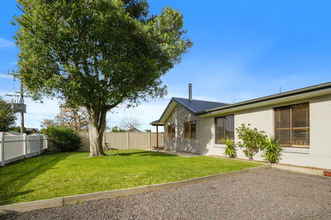 THE ASHMAN HOUSE - Modern And Close To Town - Accommodation VIC 3