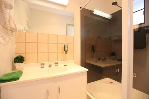 The Fox And Hounds Historic Hotel - Accommodation VIC 31