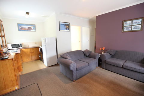 The Fox And Hounds Historic Hotel - Accommodation VIC 13