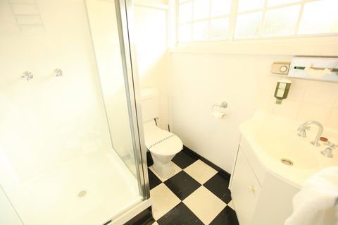 The Fox And Hounds Historic Hotel - Accommodation VIC 17