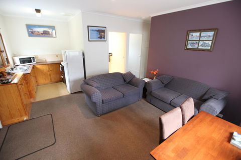 The Fox And Hounds Historic Hotel - Accommodation VIC 18