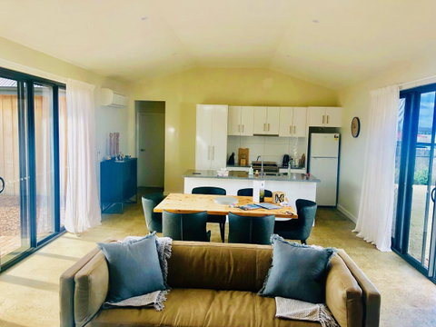 EMBRACING EVANDALE - Hosted By L'Abode Accommodation - Accommodation VIC 2