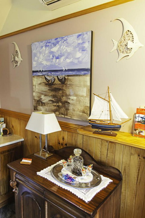 Touchwood Cottages - Accommodation VIC 7
