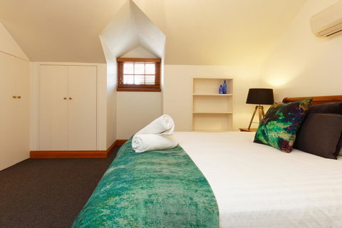 54 On Bank - Accommodation VIC 40