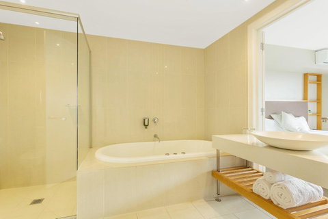 Deep Blue Hotel & Hot Springs - Accommodation VIC 20
