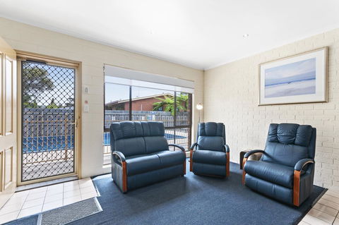 Allambi Holiday Apartments - Accommodation VIC 13