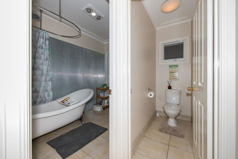 Lovely 5BR Full House In Glen Waverley, Walk To Train, Bus & Shops - Accommodation VIC 11