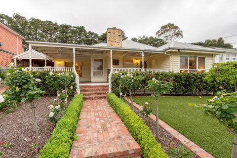 Lovely 5BR Full House In Glen Waverley, Walk To Train, Bus & Shops - Accommodation VIC 16