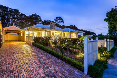 Lovely 5BR Full House In Glen Waverley, Walk To Train, Bus & Shops - Accommodation VIC 0