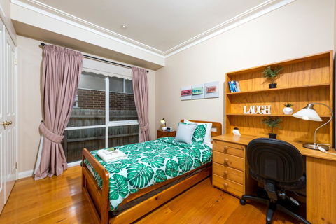 Lovely 5BR Full House In Glen Waverley, Walk To Train, Bus & Shops - Accommodation VIC 8