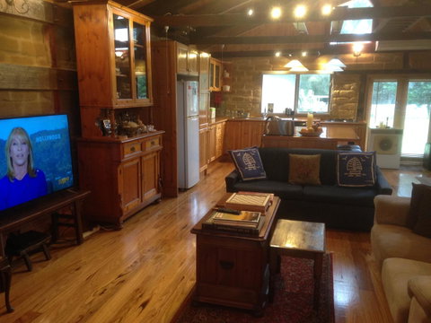 Mud Hollow Barn - Accommodation VIC 13