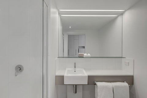 Travelodge Hotel Melbourne Docklands - Accommodation VIC 8