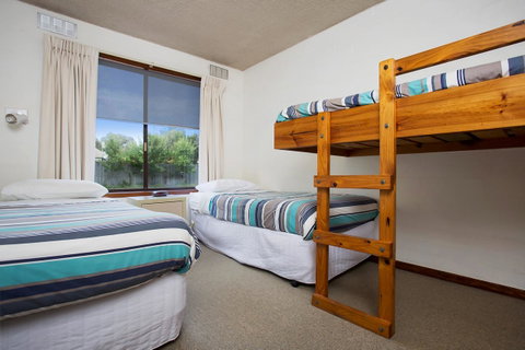 Eastern Beach Holiday Units - Accommodation VIC 6