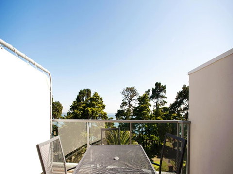 The Waves Apartments - Accommodation VIC 3