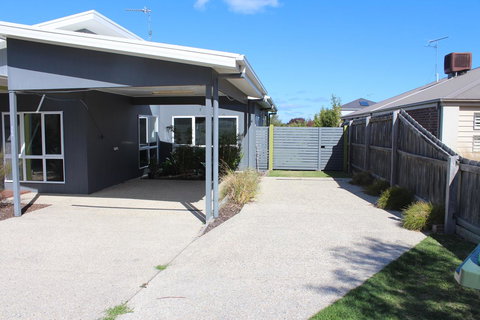 Tamara Temptation - Accommodation VIC 20