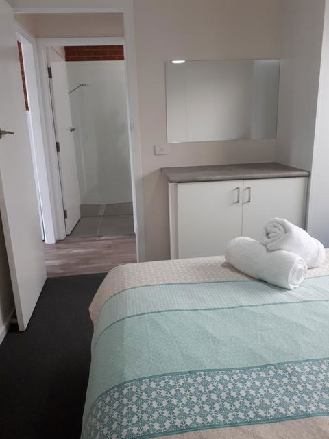 Beachcomber Holiday Units - Accommodation VIC 9