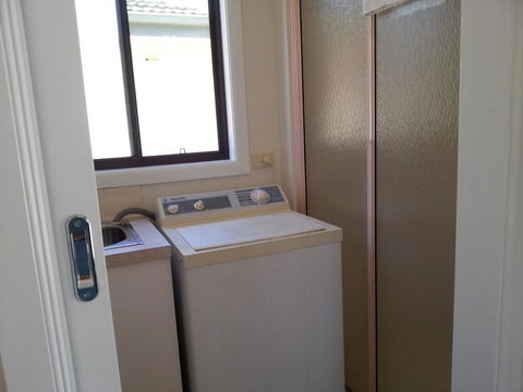 Beachcomber Holiday Units - Accommodation VIC 19