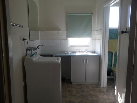 Beachcomber Holiday Units - Accommodation VIC 39