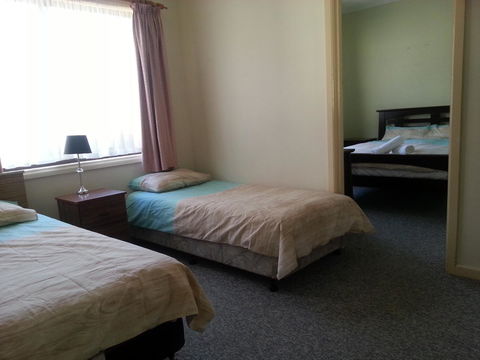 Beachcomber Holiday Units - Accommodation VIC 41