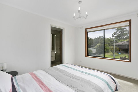 Fairhills - NEW LISTING, Beautifully Styled - Accommodation VIC 5