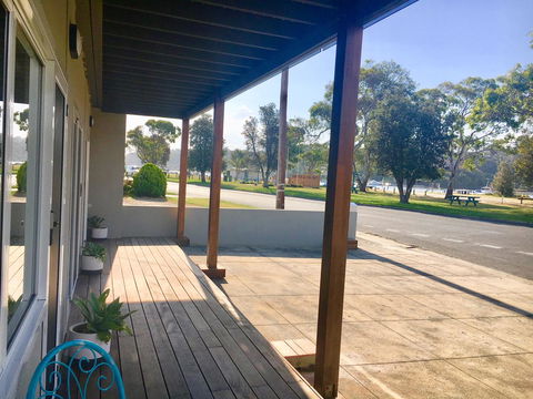 The Wheelhouse - 2BR Waterfront Apt In Town - Accommodation VIC 17
