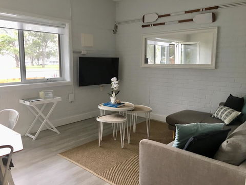 The Wheelhouse - 2BR Waterfront Apt In Town - Accommodation VIC 1