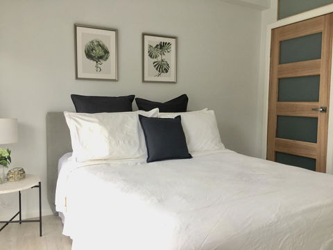 The Wheelhouse - 2BR Waterfront Apt In Town - Accommodation VIC 4