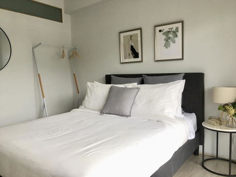 The Wheelhouse - 2BR Waterfront Apt In Town - Accommodation VIC 9