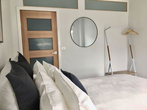 The Wheelhouse - 2BR Waterfront Apt In Town - Accommodation VIC 5