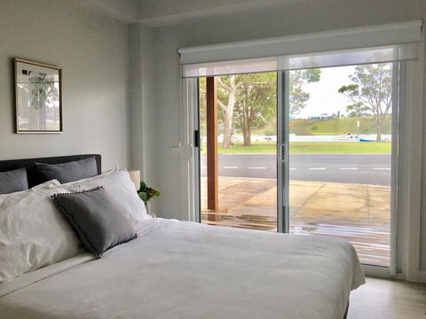 The Wheelhouse - 2BR Waterfront Apt In Town - Accommodation VIC 3