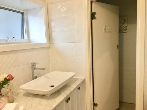 The Wheelhouse - 2BR Waterfront Apt In Town - Accommodation VIC 12