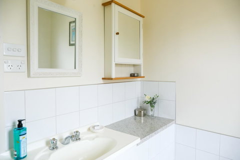 Miss Pym's Cottage - Accommodation VIC 12
