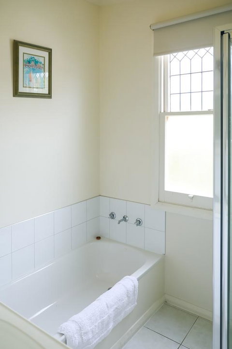 Miss Pym's Cottage - Accommodation VIC 10