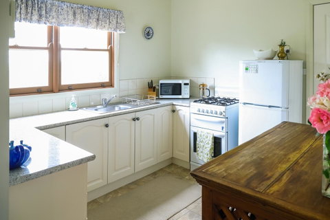 Miss Pym's Cottage - Accommodation VIC 26
